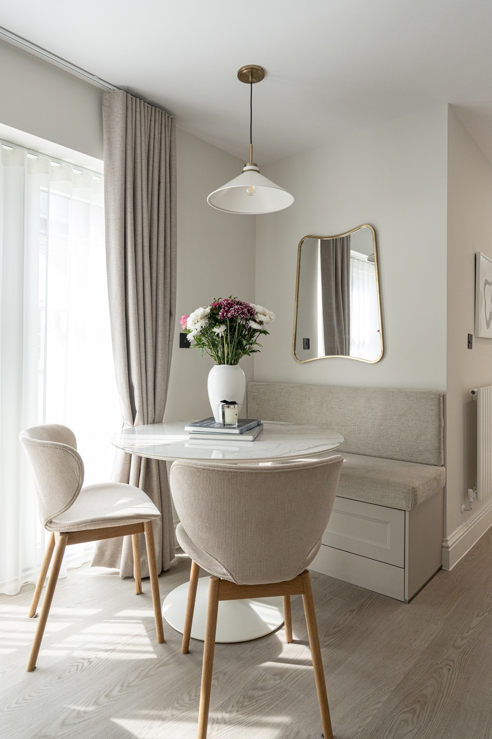 North West London – Interior design for a contemporary open-plan living space with a minimalist aesthetic. Ideal for modern family life. Wall art by Green Lili; home décor from Rose & Grey.